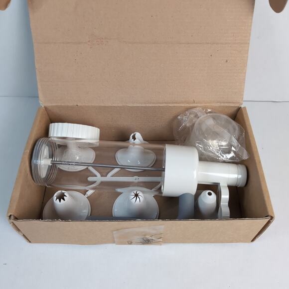 The Pampered Chef Easy Accent Decorator Cake Icing Frosting Kit 6 Tips 1778 - Picture 8 of 14